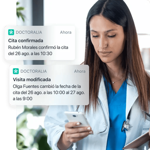 doctora-revisando-citas-confirmadas-por-paciente-olga-fuentes-en-su--software-de-gestion-para-especialistas-medicos-doctoralia